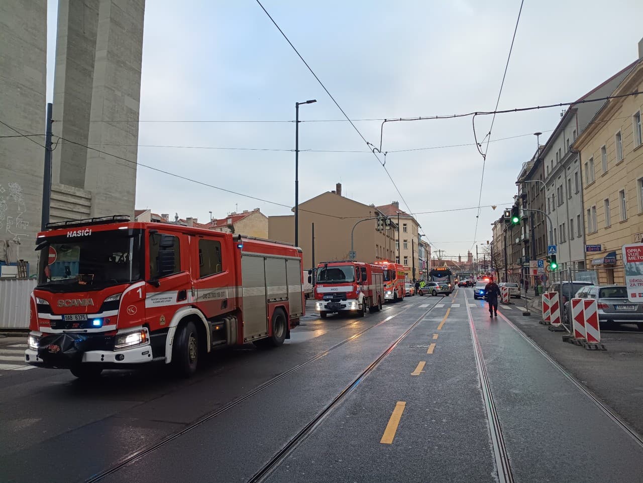 V Prahe zasahujú hasiči, došlo k masívnemu úniku plynu.