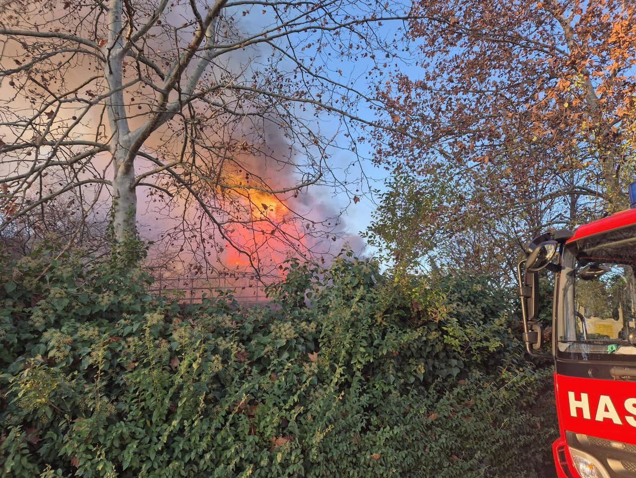 Hasiči zasahujú pri požiari neobývaného domu v Dunajskej Strede.