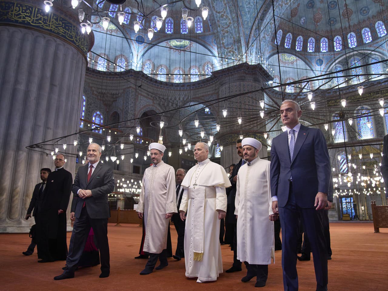 Pápež Lev XIV. počas návštevy Modrej mešity v Istanbule