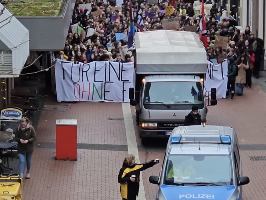 Veľké davy demonštrantov sa zišli v stredonemeckom meste Giessen.