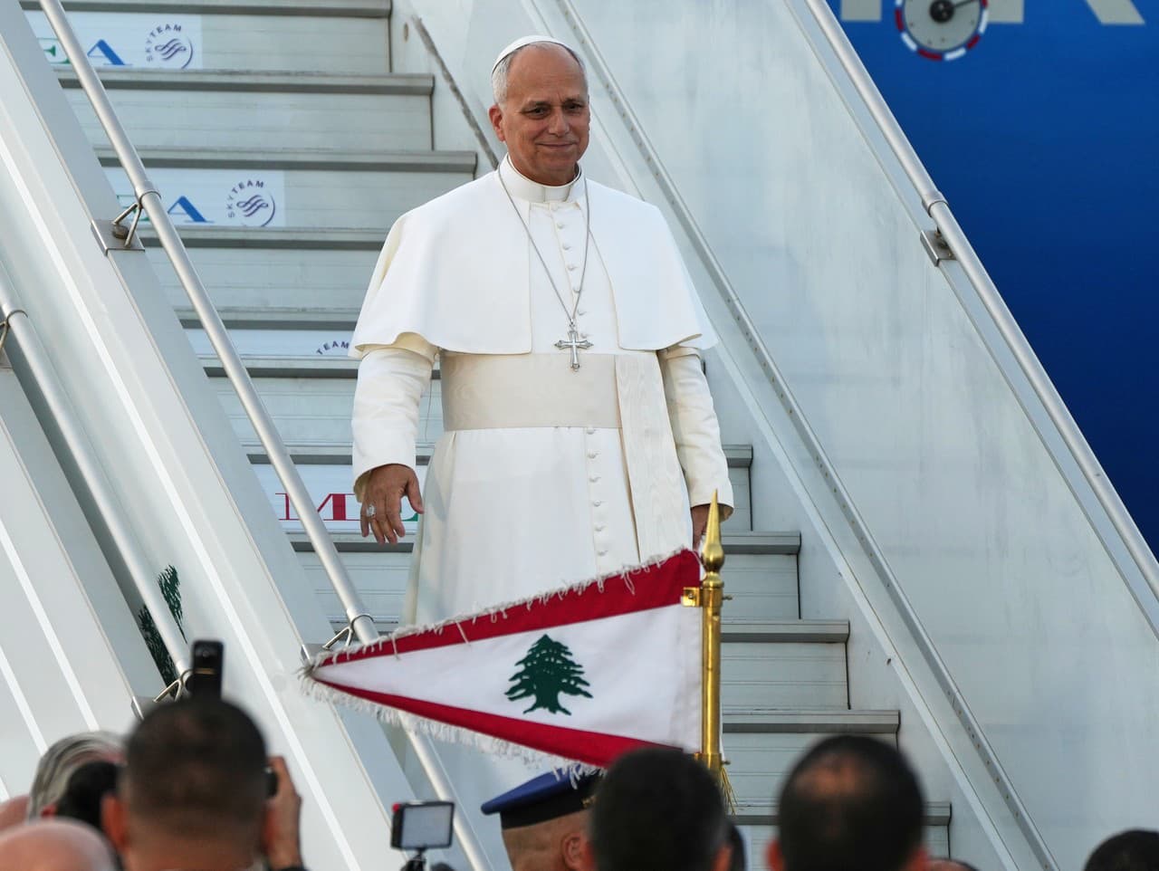 Pápež Lev XIV. prichádza na medzinárodné letisko v Bejrúte v Libanone.