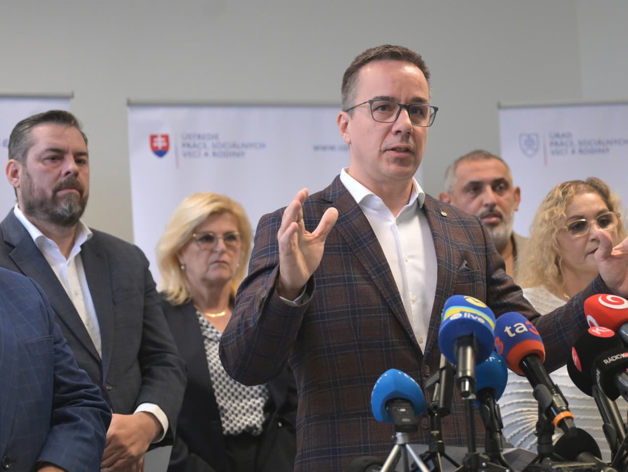 Generálny riaditeľ Ústredia práce, sociálnych vecí a rodiny Peter Ormandy, minister práce, sociálnych vecí a rodiny SR Erik Tomáš (Hlas-SD) a splnomocnenec vlády SR pre rómske komunity Alexander Daško.