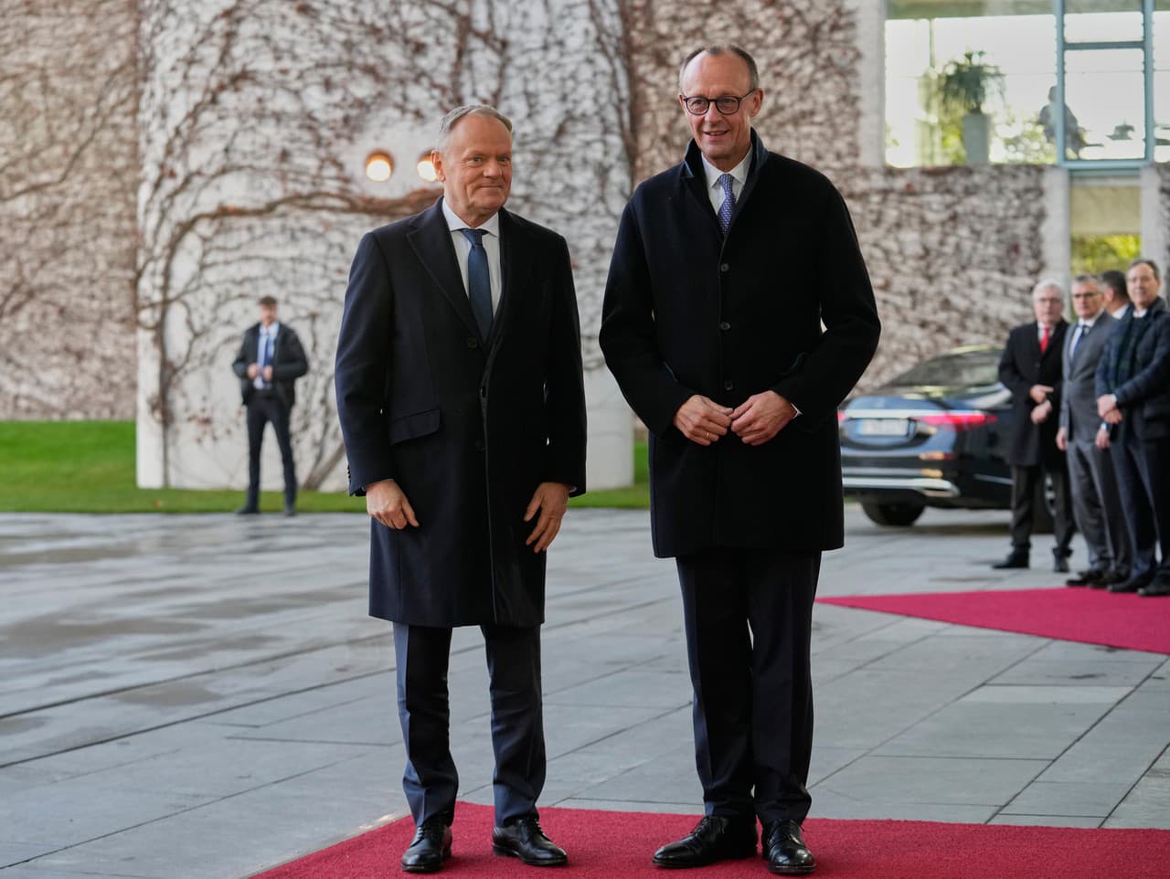 Nemecký kancelár a líder nemeckých kresťanských demokratov (CDU) Friedrich Merz (vpravo) víta poľského premiéra Donalda Tuska pred ich stretnutím v Berlíne.