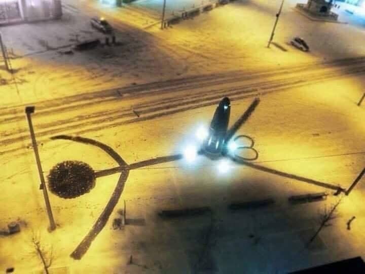 Zvláštna snehová postava pobavila tisíce.