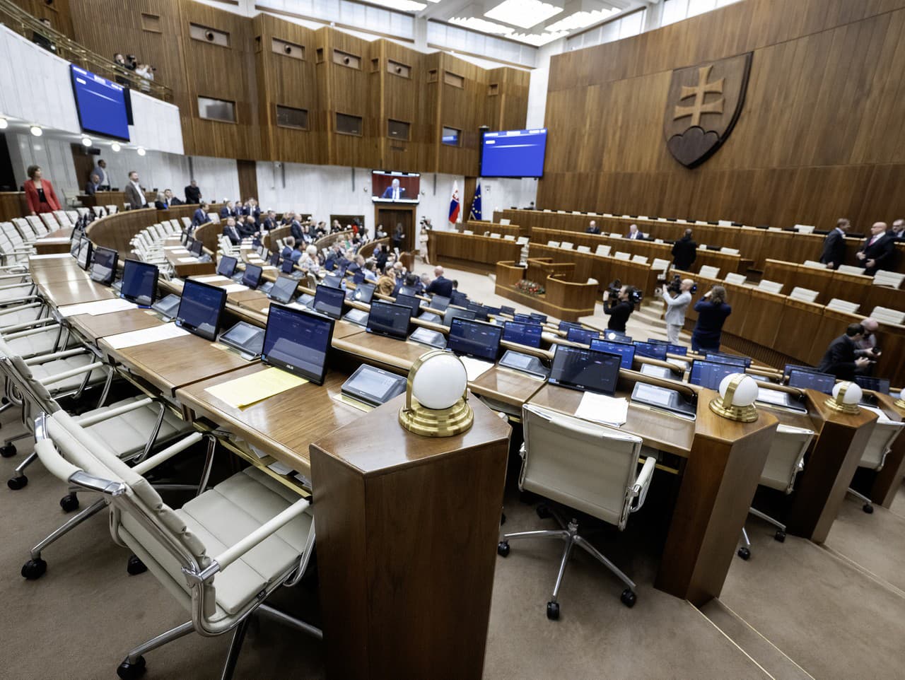 Prázdne stoličky koaličných poslancov.