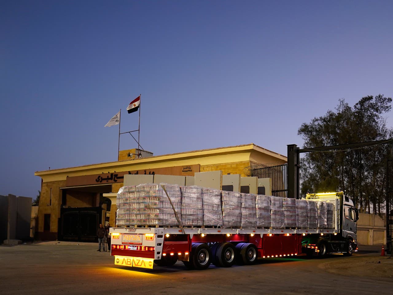 Kamión s humanitárnou pomocou prechádza cez egyptskú bránu hraničného priechodu Rafah a smeruje na kontrolu izraelskými úradmi pred vstupom do Pásma Gazy.