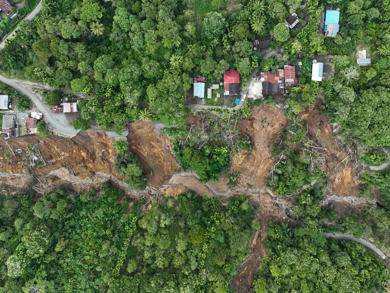 Na leteckej snímke pohľad na cestu odtrhnutú po zosuve pôdy v meste Bener Meriah, provincie Aceh v Indonézii.