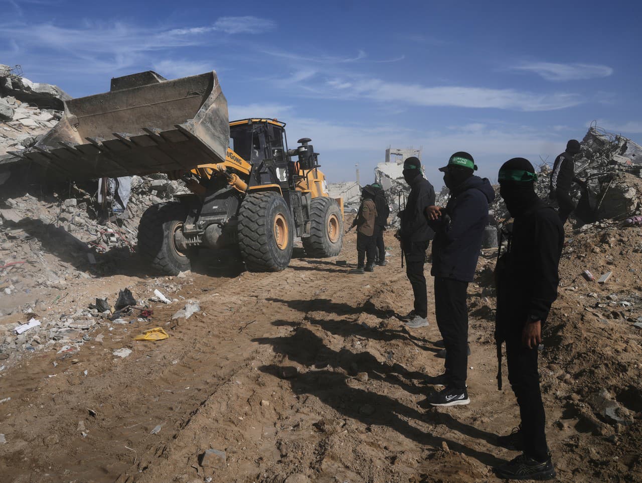 Militanti z Islamského džihádu a Hamasu hľadajú pozostatky zosnulých rukojemníkov v Beit Lahiya v severnom pásme Gazy.