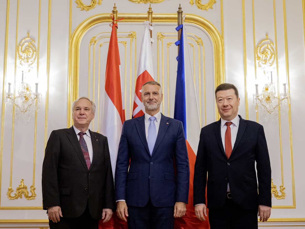 Na snímke uprostred predseda NR SR Richard Raši (Hlas-SD), predseda Poslaneckej snemovne Parlamentu ČR Tomio Okamura (vpravo) a predseda Národnej rady Rakúskej republiky Walter Rosenkranz (vľavo) pózujú počas stretnutia predsedov parlamentov Slavkovského 