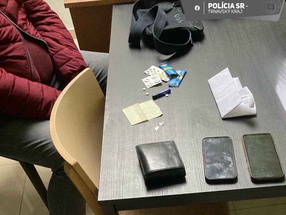 Policajti zadržali muža podozrivého z korupcie.