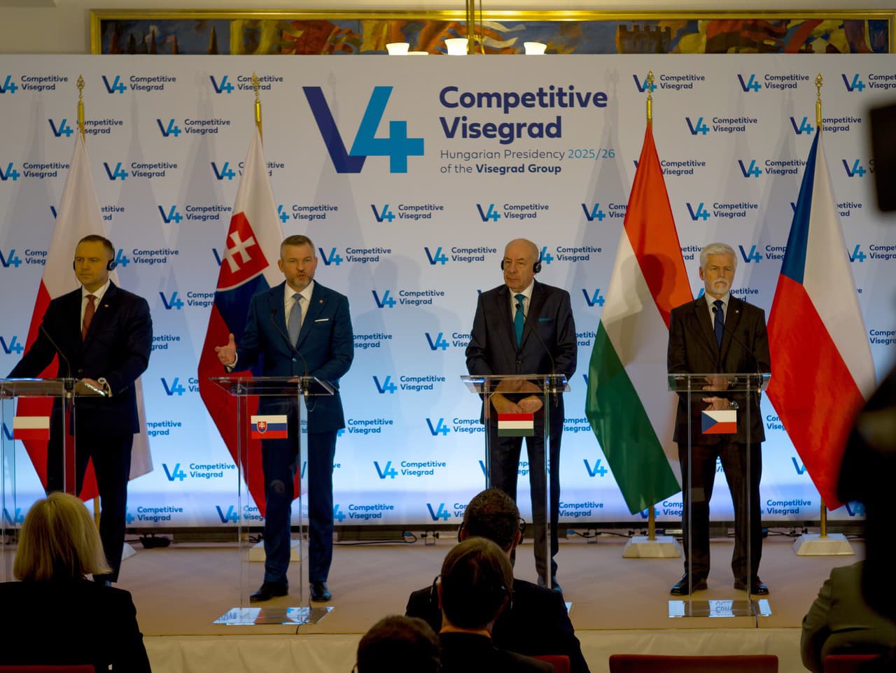poľský prezident Karol Nawrocki, slovenský prezident Peter Pellegrini, maďarský prezident Tamás Sulyok a český prezident Petr Pavel na spoločnej tlačovej konferencii po samite hláv štátov krajín Vyšehradskej štvorky (V4) v severomaďarskom Ostrihome