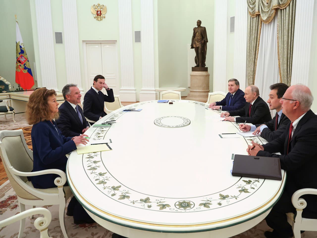 Na snímke ruský prezident Vladimir Putin (tretí sprava), poradca ruského prezidenta pre zahraničnú politiku Jurij Ušakov (štvrtý sprava), ruský vyslanec Kirill Dmitrijev (vpravo), osobitný vyslanec amerického prezidenta Steve Witkoff (vľavo uprostred), za