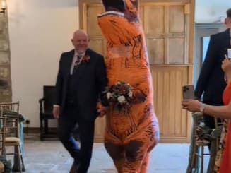 Otec vedie nevestu k oltáru… a je z nej DINOSAURUS?!