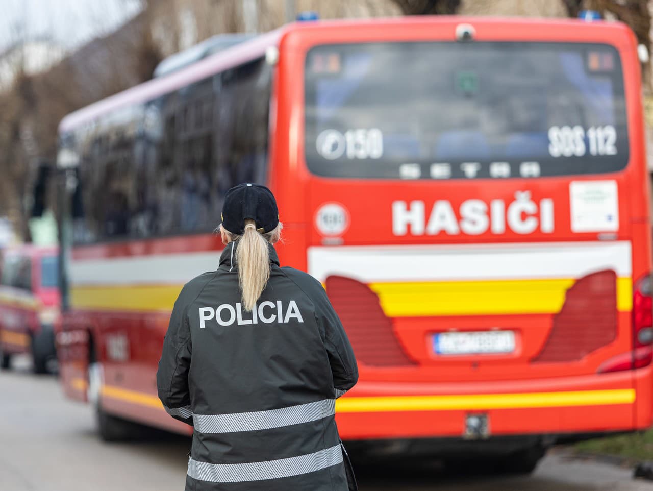 Na snímke policajtka pri jednej z uzatvorených ulíc v meste Žilina v súvislosti s únikom neznámej látky do ovzdušia