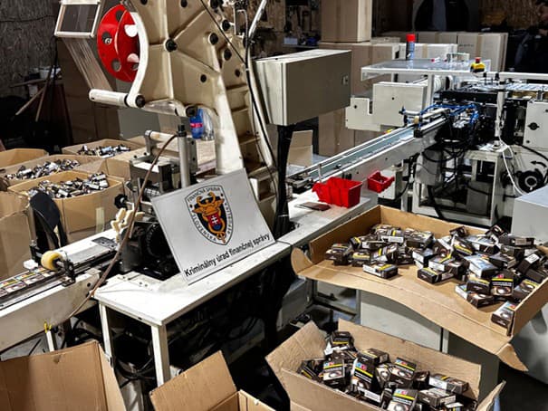 Príslušníci Kriminálneho úradu finančnej správy (KÚFS) zaistili v spolupráci s Policajným zborom SR takmer šesť miliónov nelegálnych cigariet a 14 ton rezaného tabaku zaistili v rámci akcie s krycím názvom Biatec.