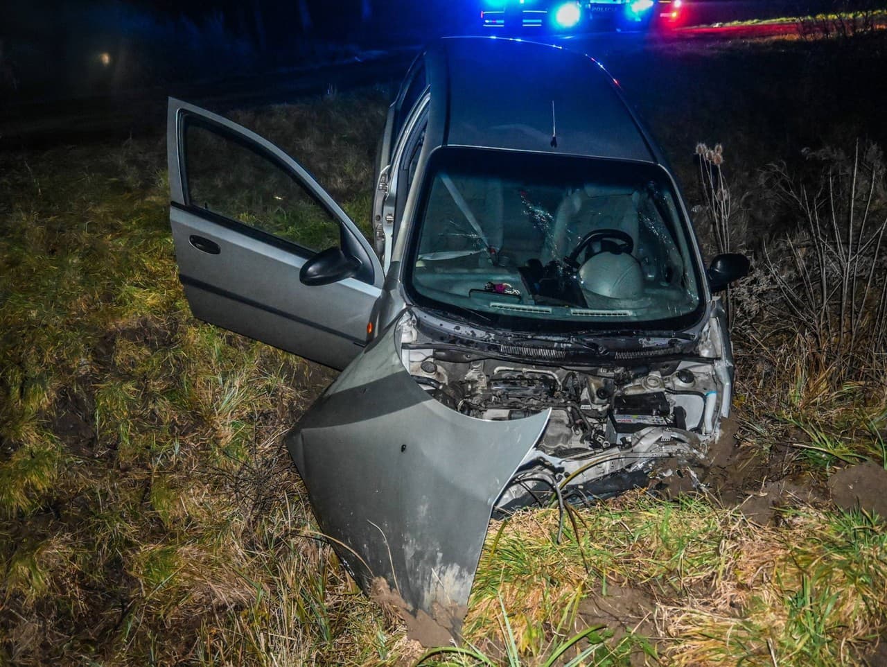 auto po nehode pri Trebišove skončilo v priekope