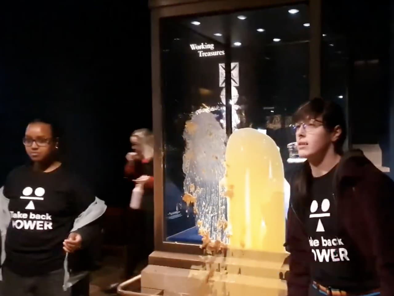 Aktivisti hodili koláč do vitríny s britskými korunovačnými klenotmi.