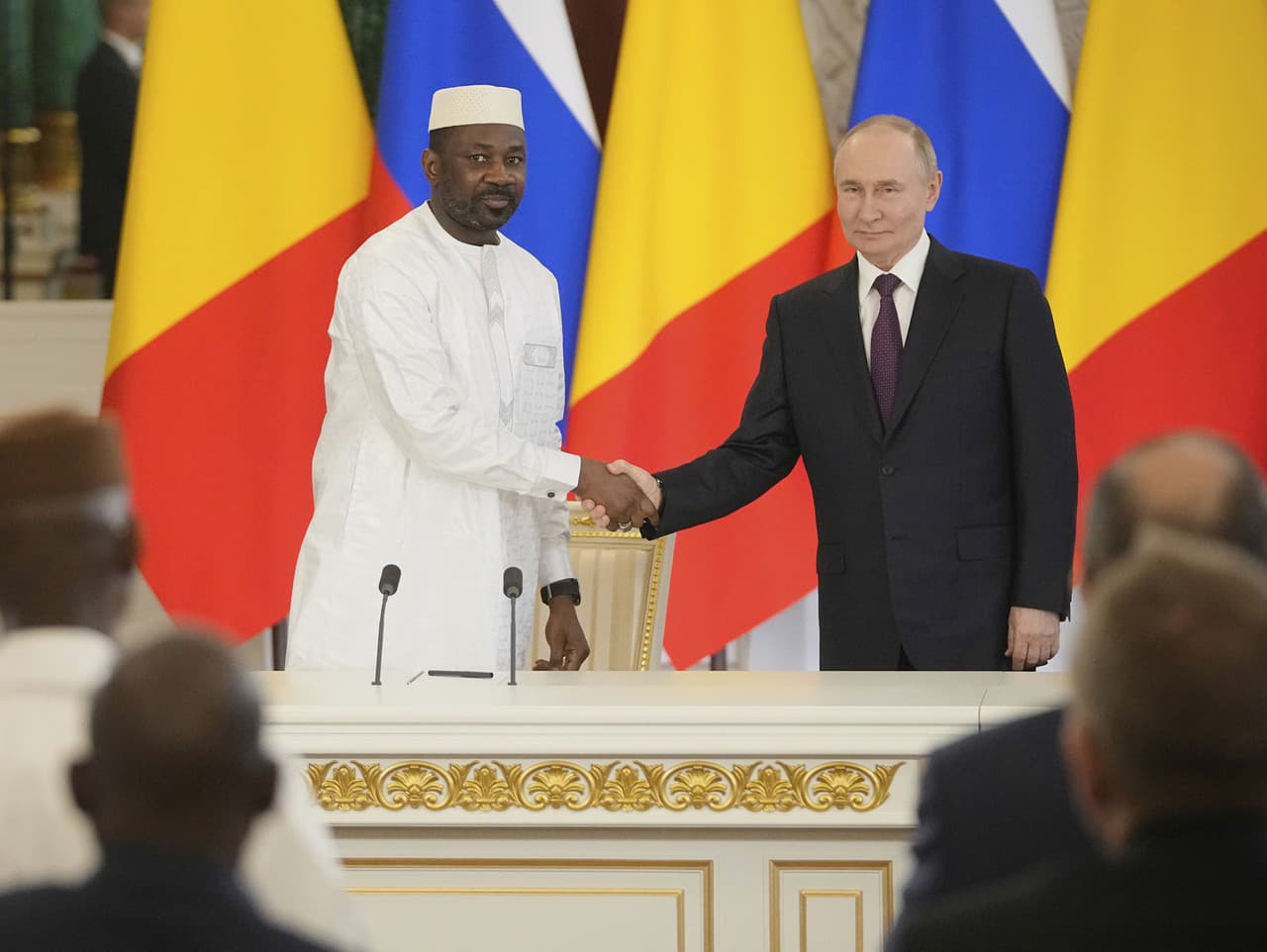 Prezident Mali Assimi Goïta si podáva ruku s ruským prezidentom Vladimirom Putinom