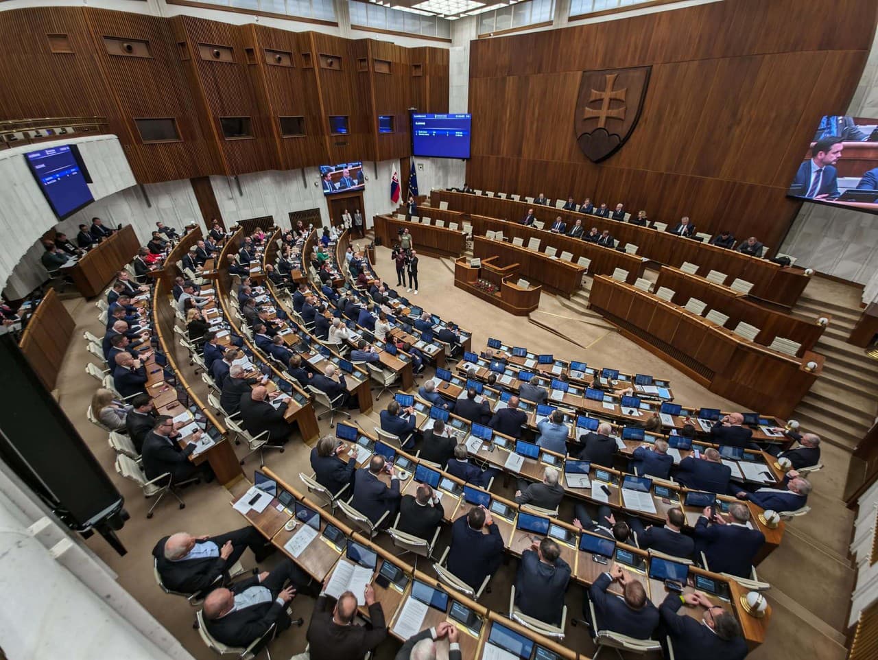 Koalícia pretlačila zrušenie úradu ÚOO.