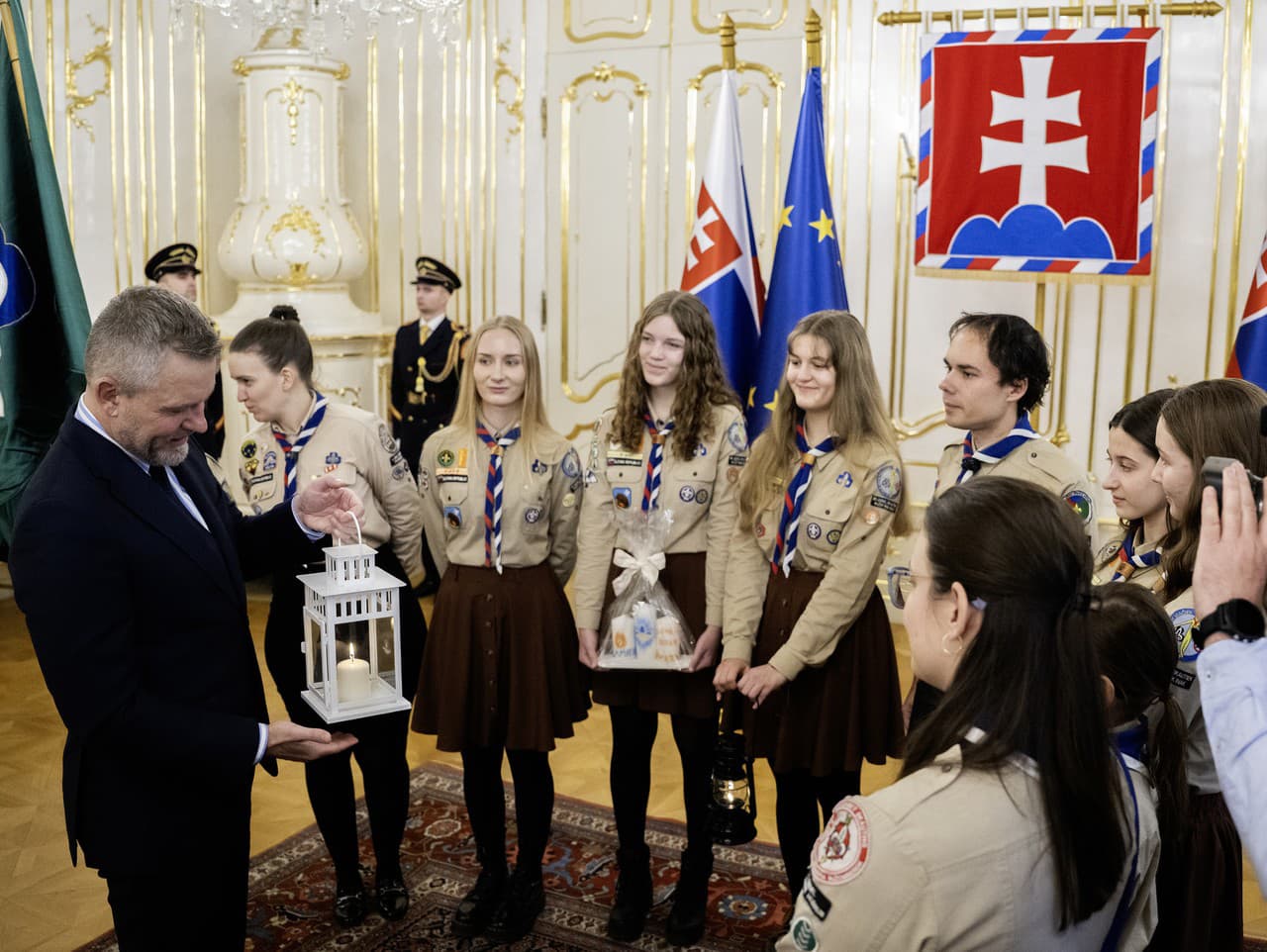prezident SR Peter Pellegrini (vľavo) po prevzatí Betlehemského svetla v Prezidentskom paláci od Slovenského skautingu