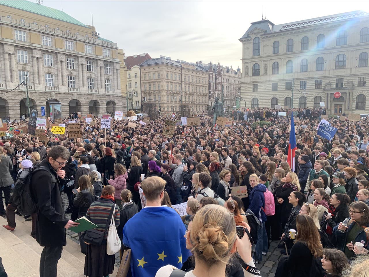  Stovky študentov v Prahe protestovali proti obsadeniu rezortu životného prostredia