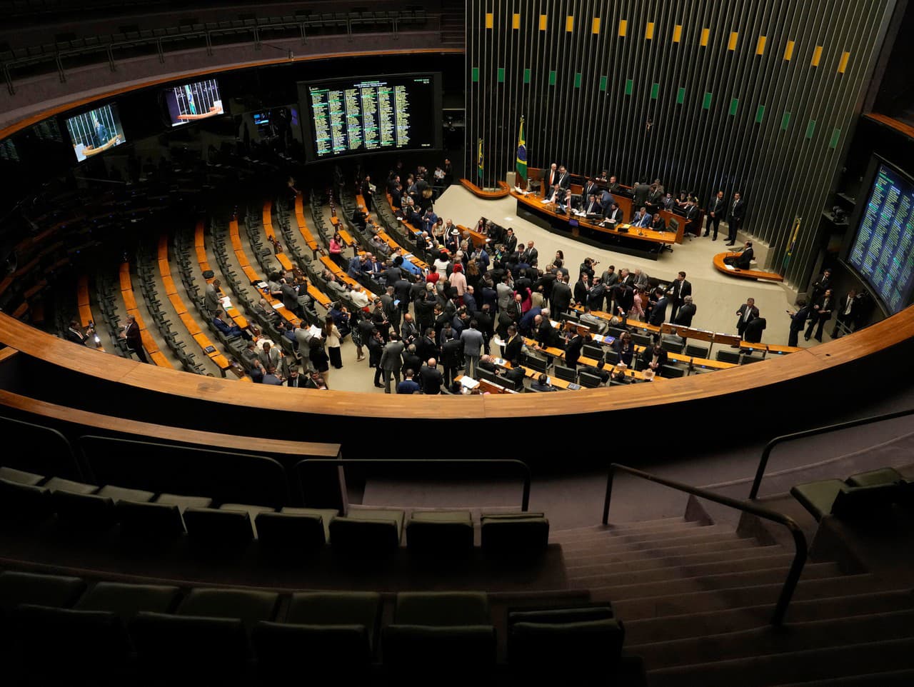 Kongresmani sa zúčastňujú zasadnutia, na ktorom prerokúvajú návrh zákona, ktorým sa mení a dopĺňajú pravidlá pre udeľovanie trestov za trestné činy vrátane vedenia štátneho prevratu v Brazílii, za ktorý bol odsúdený bývalý prezident Jair Bolsonaro.