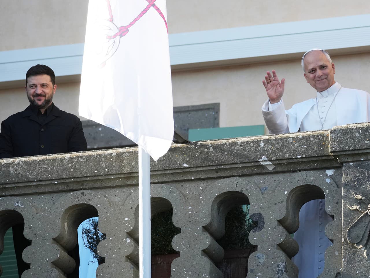 Ukrajinský prezident Volodymyr Zelenskyj a pápež Lev XIV. mávajú novinárom počas stretnutia v talianskom Castel Gandolfo.