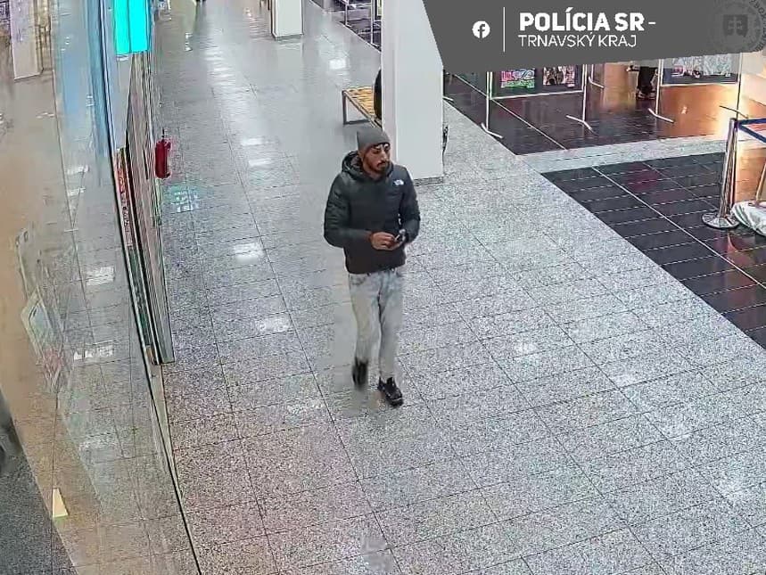 Polícia sa obracia na verejnosť so žiadosťou o stotožnenie muža na fotografii. Neznámy páchateľ vybral v Skalici z cudzej karty 660 eur.