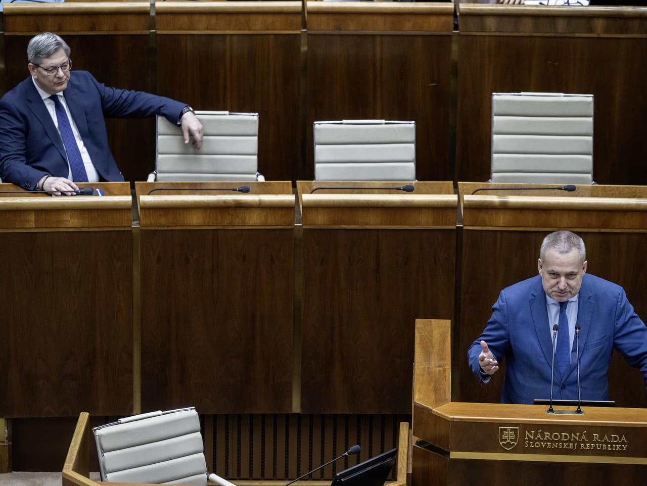 Na snímke sprava poslanec parlamentu SR Ondrej Dostál (SaS) a minster spravodlivosti SR Boris Susko (Smer-SD) počas 43. schôdze.