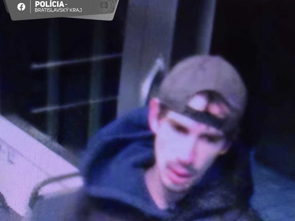 Polícia pátra po mužovi, ktorý rozbil výplň dverí električky v Bratislave.