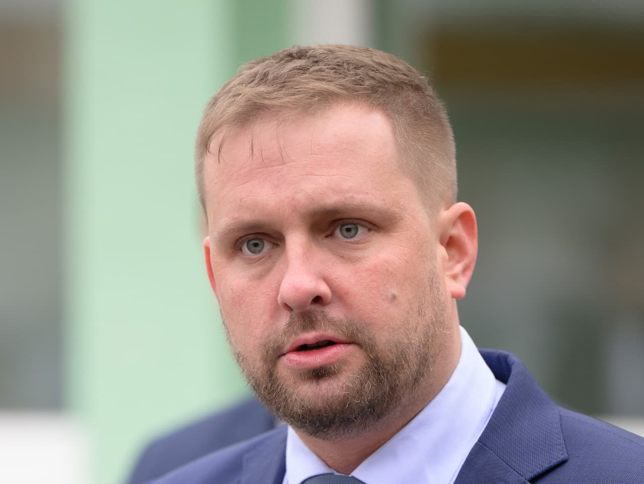 Minister zdravotníctva SR Kamil Šaško (Hlas-SD) na tlačovej konferencii pred otvorením priestorov psychiatrického stacionára vo Fakultnej nemocnici s poliklinikou Nové Zámky.