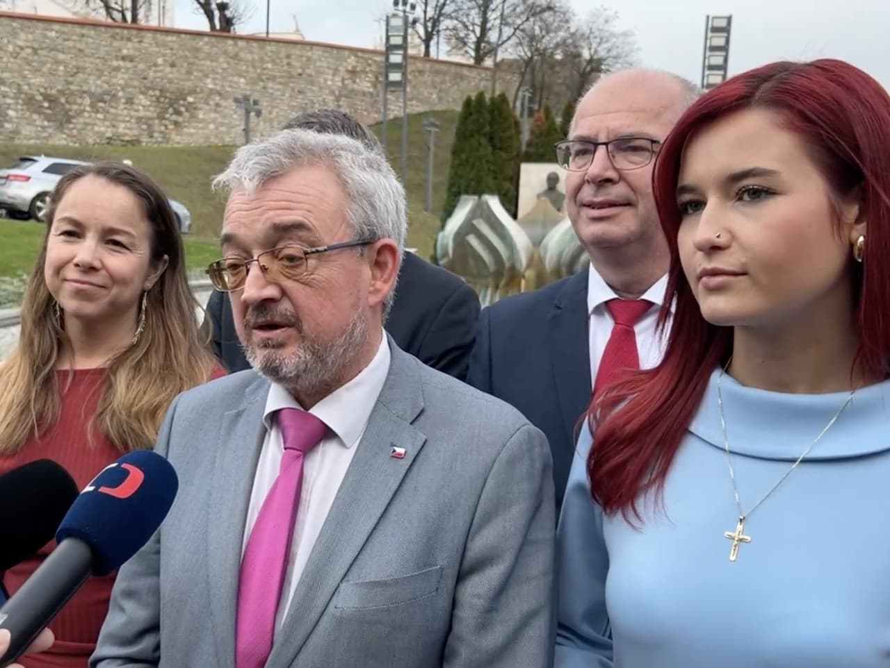 Predsedovia českých poslaneckých klubov ODS, STAN, TOP 09, KDU-ČSL a Pirátov počas tlačovej konferencie.