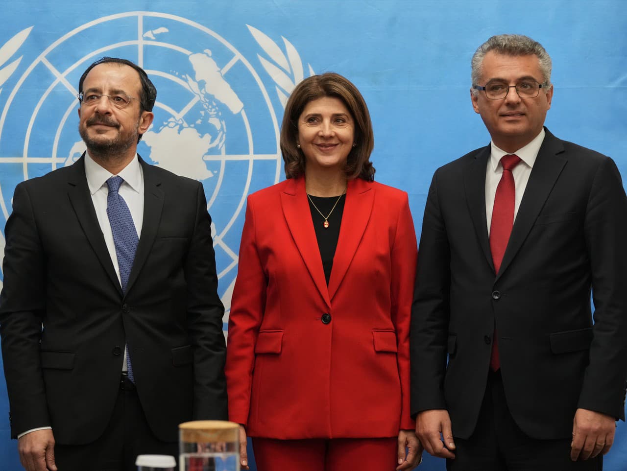 Cyperský prezident Nikos Christodoulides (vľavo) a turecko-cyperský vodca Tufan Erhurman (vpravo) sa stretávajú s osobnou vyslankyňou generálneho tajomníka OSN Mariou Angelou Holguinovou v areáli OSN v nárazníkovej zóne OSN v rozdelenom hlavnom meste Nikó