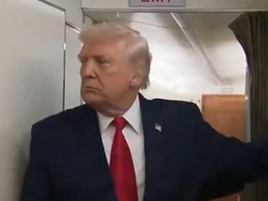Prezident USA Donald Trump sa na palube Air Force One dostal do bizarnej situácie