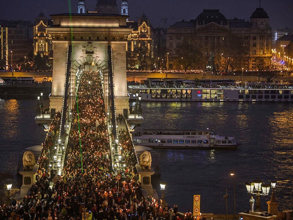 Maďari vyšli do ulíc po tom, čo sa mesiace pred voľbami v krajine objavilo video zobrazujúce fyzické týranie v štátnom zariadení pre mladistvých.