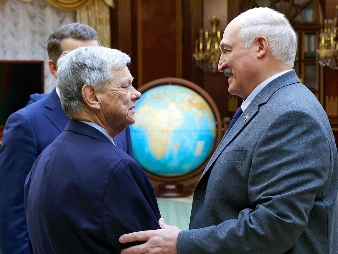 Na tejto fotografii, ktorú zverejnila tlačová služba bieloruského prezidenta, si bieloruský prezident Alexander Lukašenko (vpravo) a vyslanec amerického prezidenta John Coale podávajú ruky počas stretnutia v Minsku.