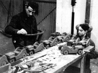 Na Vianoce roku 1944 preukázali francúzski vojnoví piloti úžasné odhodlanie, keď za tri dni vyrobili stovky hračiek pre britské deti.