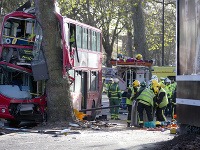 Mnoho zranených si vyžiadal náraz poschodového autobusu do stromu.
