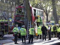 Mnoho zranených si vyžiadal náraz poschodového autobusu do stromu.