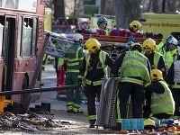 Mnoho zranených si vyžiadal náraz poschodového autobusu do stromu.