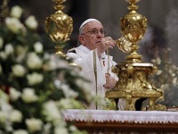 Pápež František celebroval prvú vianočnú omšu