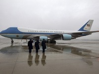 Air Force One s Barackom Obamom a jeho manželkou Michelle na palube. Obamovci leteli na pohreb Nelsona Mandelu.