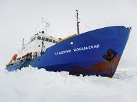 Výskumná loď uviazla pri Antarktíde, už sa blíži záchranný ľadoborec