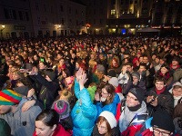 Návštevníci osláv Silvestra 2013 a vítania nového roku v centre Bratislavy