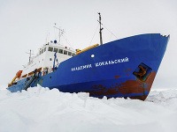 Evakuácia pasažierov uviaznutej lode v Antarktíde sa dnes neuskutoční