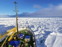 Evakuácia pasažierov uviaznutej lode v Antarktíde sa dnes neuskutoční