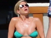 Jennifer Aniston si bikiny uviazala tak, že sa jej odhalené prsník opticky rozbiehali do opačných strán.