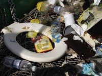 Lode čistia odpad v zálive v Rio de Janeiro