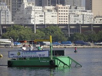 Lode čistia odpad v zálive v Rio de Janeiro