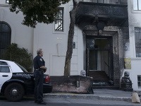 Podpálený vchod do čínskeho konzulátu